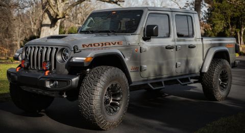 Jeep Gladiator (JT) Mojave in Silver with bigger tires